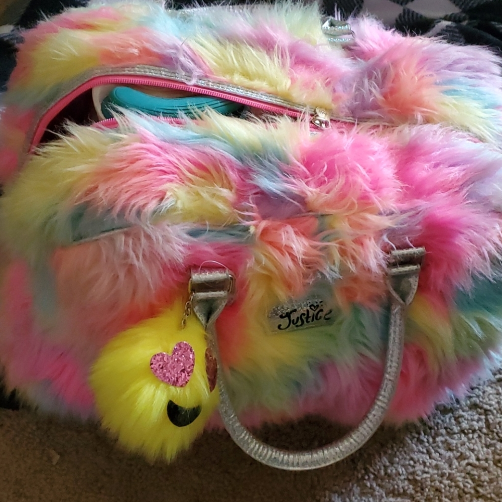 Kids duffle bag on wheela